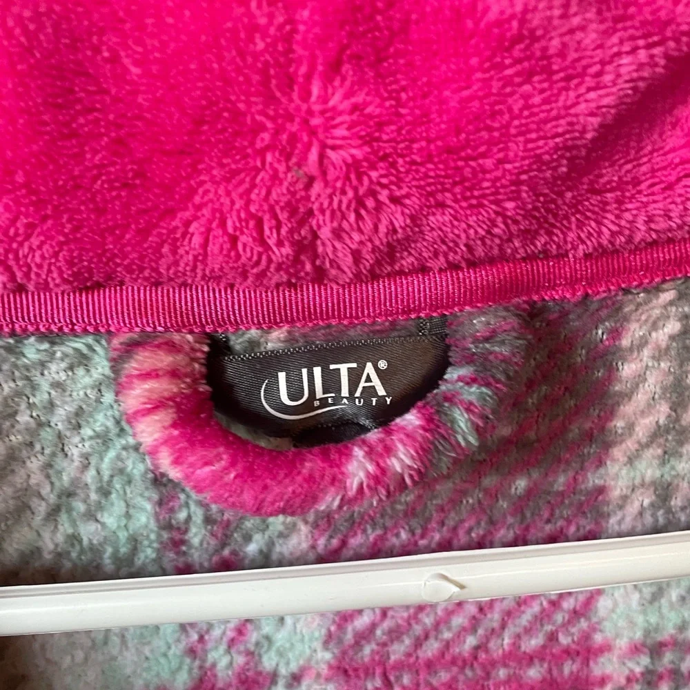 Limited Edition Ulta Robe - Picture 3 of 3